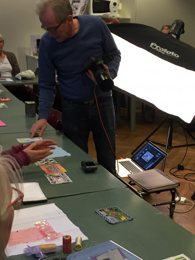 Med frimärksbroderierna uppradade framför oss i väntan på fotografering.